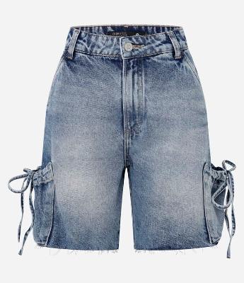 Bermuda em Jeans com Lavagem Dirty e Bolsos Cargo com Amarração