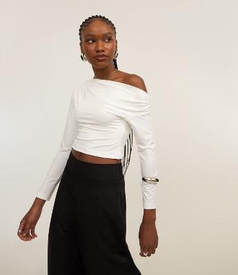 Blusa Curta com Decote Canoa e Manga Longa