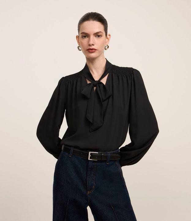 Blusa em Crepe com Gola Laço e Detalhes de Pregas - 1