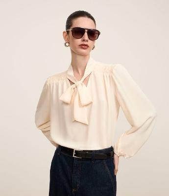 Blusa em Crepe com Gola Laço e Detalhes de Pregas