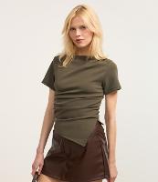 Blusa em Crepe com Drapeados no Ombro e Barra Assimétrica - 2