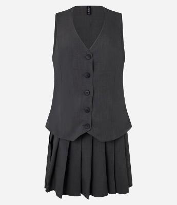 Vestido Godê em Alfaiataria com Colete e Saia Plissada