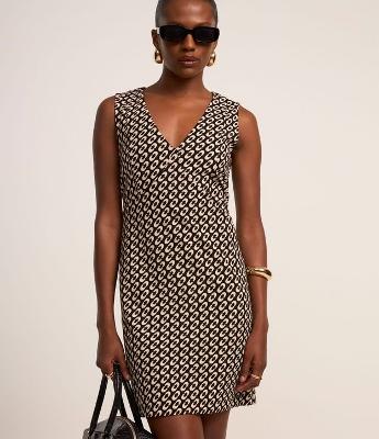 Vestido Curto em Crepe com Decote V e Estampa Geométrica