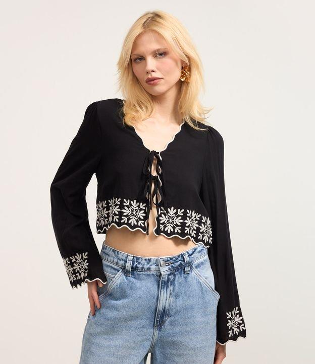 Blusa em Tricoline com Amarração e Bordado na Barra e Punhos - 2