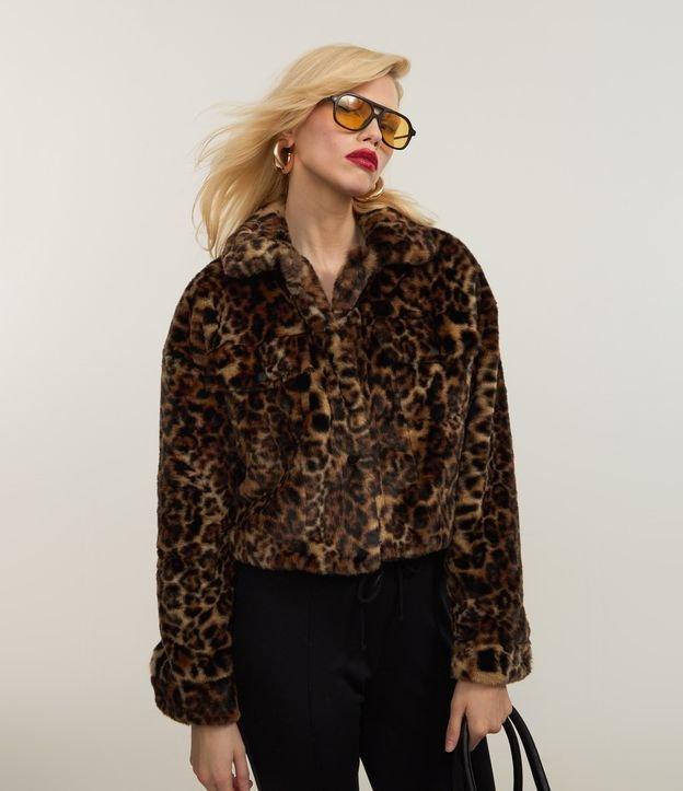 Jaqueta Cropped Pesada com Pelinhos e Estampa Animal Print Onça - 2