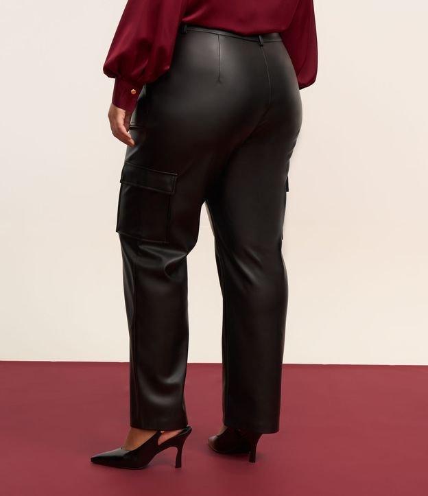 Calça Reta Material Sintético Bolso Cargo Curve & Plus Size - 2