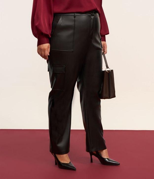 Calça Reta Material Sintético Bolso Cargo Curve & Plus Size - 3