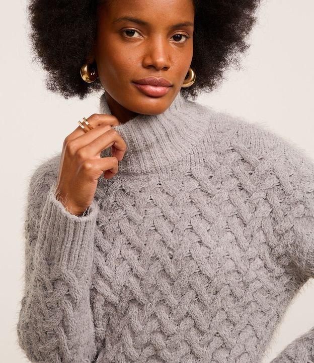 Suéter em Tricô com Gola Alta e Pelinhos - 2