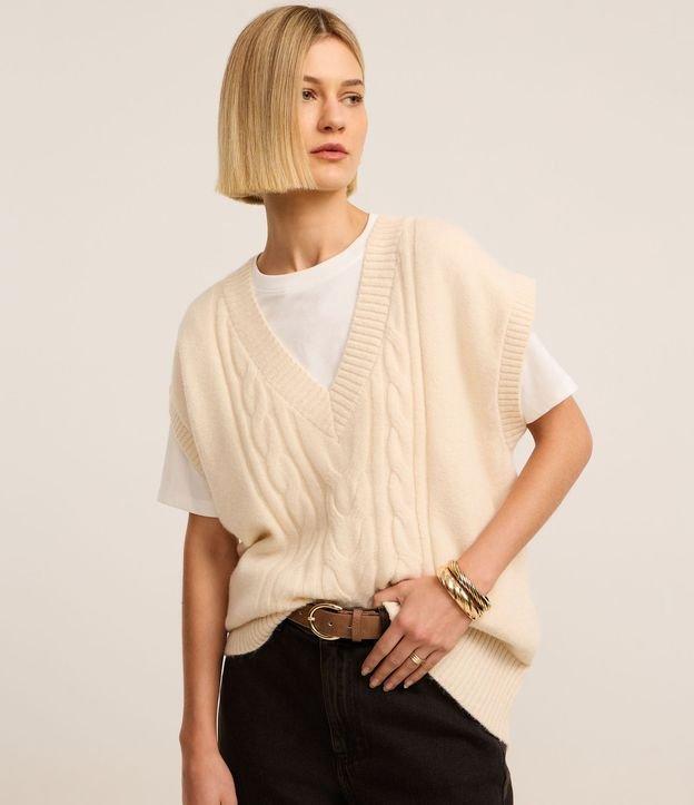 Colete em Tricô com Textura Diferenciada e Decote V - 2