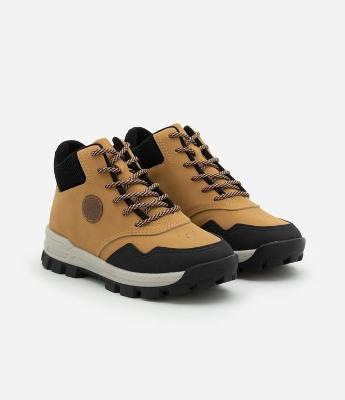 Bota Infantil Tratorada com Recortes Contrastantes - Tam 27 a 36