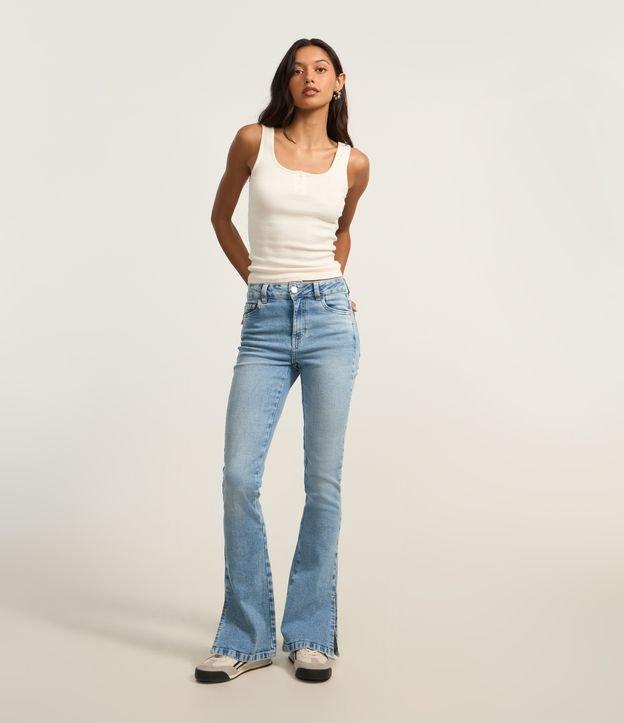 Calça Bootcut em Jeans com Cintura Alta e Abertura Lateral na Barra - 2