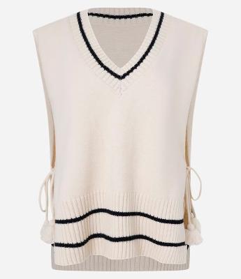 Poncho em Tricô com Amarração Lateral e Detalhes Contrastantes