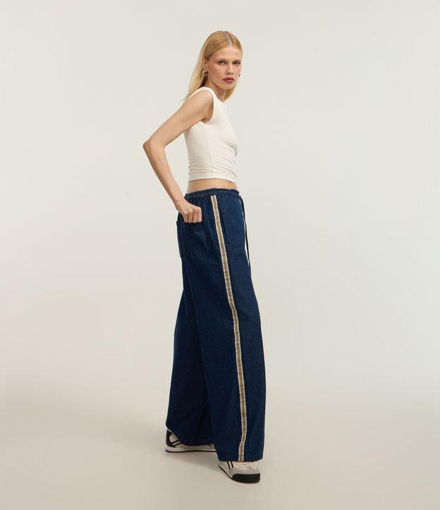 Calça Reta em Jeans com Amarração no Cós e Viés Contrastante na Lateral - 1