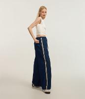 Calça Reta em Jeans com Amarração no Cós e Viés Contrastante na Lateral - 1