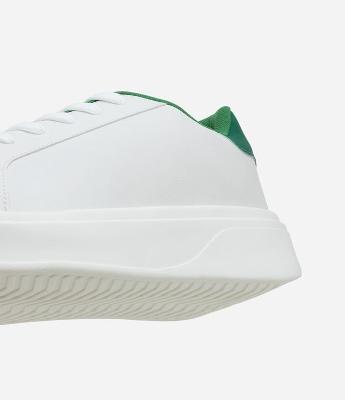 Tênis Casual em Material Sintético com Detalhe Contrastante