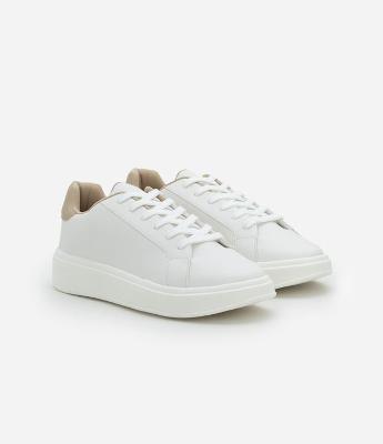 Tênis Casual em Material Sintético com Detalhe Contrastante