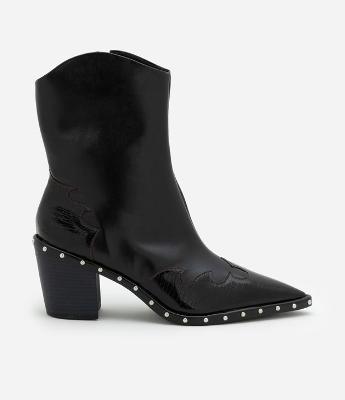 Bota Cano Baixo com Bico Fino e Tachinhas Aplicadas