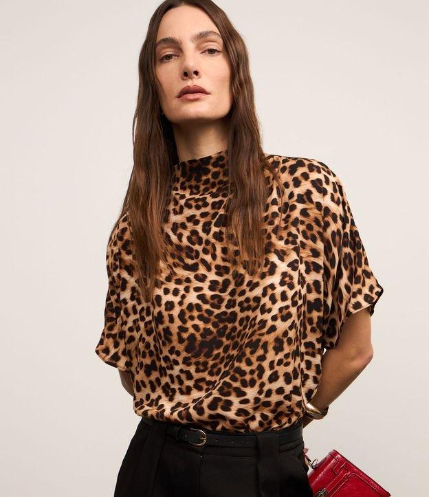 Blusa em Crepe com Gola Alta e Estampa Onça - 2