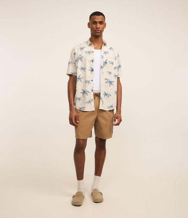 Camisa Relaxed com Estampa de Coqueiros e Bolso - 2