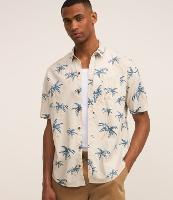 Camisa Relaxed com Estampa de Coqueiros e Bolso - 3