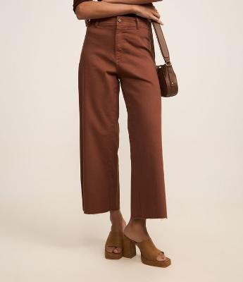 Calça Cropped em Sarja com Barra Desfiada