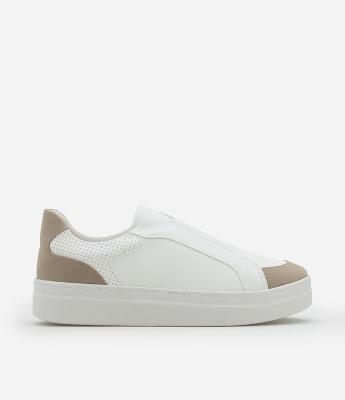 Tênis Slip On em PU com Recortes e Elástico para Calce