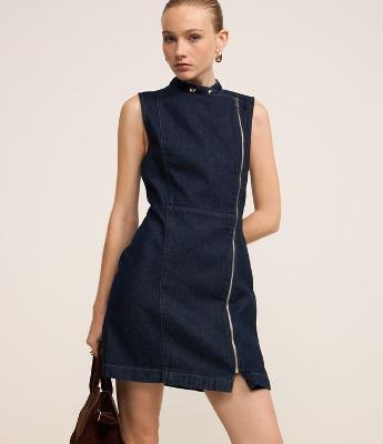 Vestido Curto em Jeans com Gola Biker e Zíper Frontal