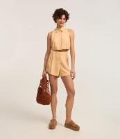 Short Curto em Crepe com Preguinhas Laterais - 2