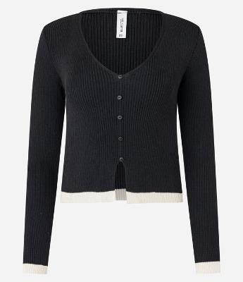 Blusa em Tricô com Botões e Babadinho Contrastante