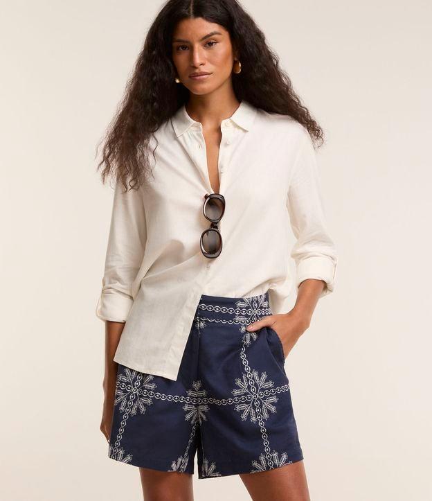 Short em Cambraia com Estampa Arabesco e Pregas Frontais - 1