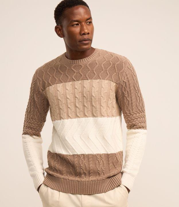 Suéter Regular em Algodão e Textura Trançada com Bloco de Cores - 2