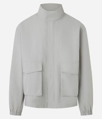 Jaqueta em Poliamida com Gola Alta e Bolso Utilitário