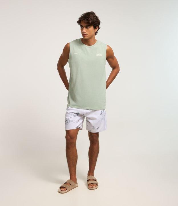 Bermuda em Microfibra com Estampa de Coqueiros e Cós com Amarração - 2