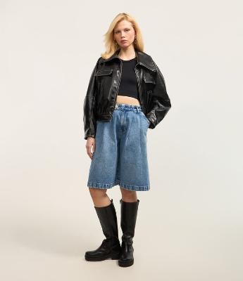 Bermuda Oversized em Jeans com Cintura Baixa