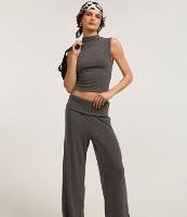 Calça Reta em Ana Ruga Texturizada e Pala Virada - 2