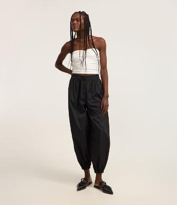 Calça Balloon com Elástico na Barra e Bolsos