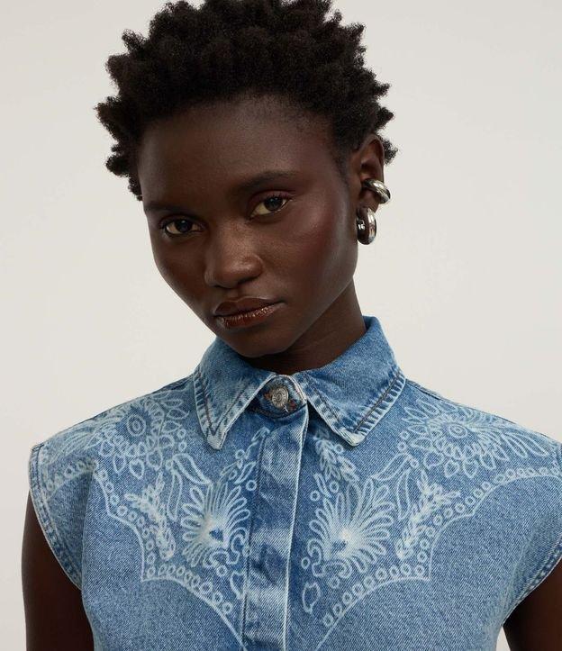 Camisa Cropped em Jeans com Botões e Arte em Laser - 1