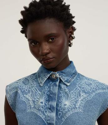 Camisa Cropped em Jeans com Botões e Arte em Laser