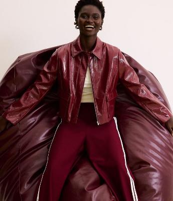 Jaqueta Curta em PU com Bolsos Frontais e Zíper