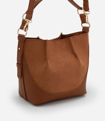 Bolsa em PU com Detalhes de Pregas e Fechamento em Botão