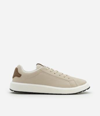Tênis Casual em Material Sintético com Detalhes Contrastantes