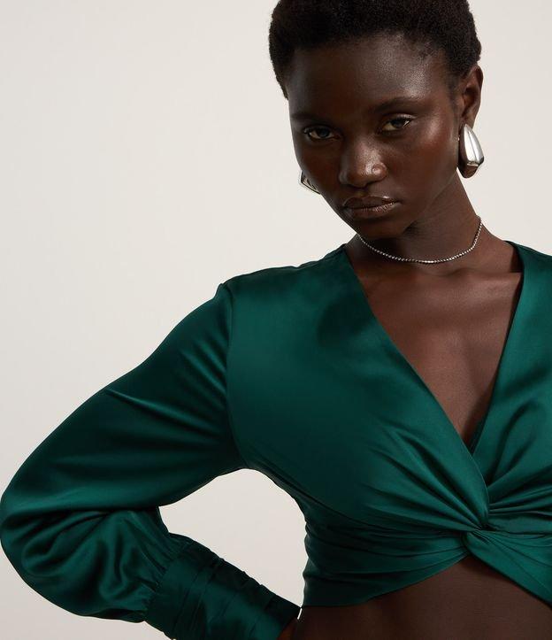 Blusa Cropped Acetinada com Nó Frontal e Punhos Drapeados - 2