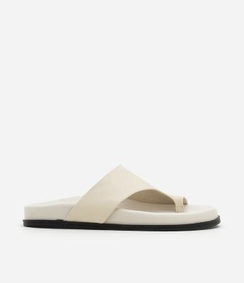 Sandália Rasteira em Couro com Dedeira