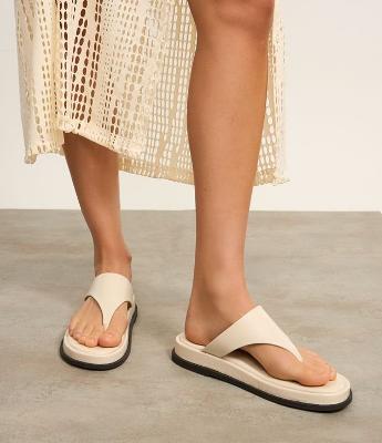 Rasteira Estilo Chinelinho em PU com Tira Larga