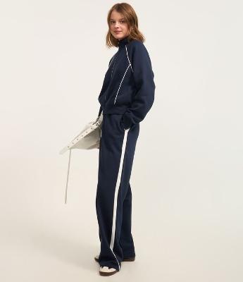 Calça Reta em Moletom com Forro Fleece e Listra Lateral