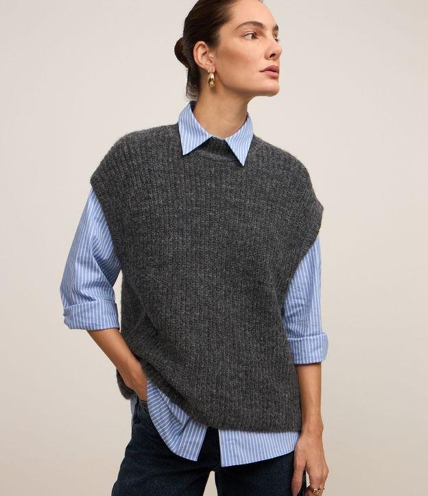 Colete Texturizado em Tricô com Caimento Leve - 2