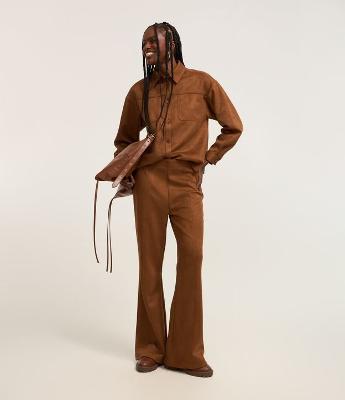 Calça Flare em Fake Suede com Pesponto Frontal