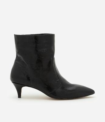 Bota Cano Médio em Couro com Bico e Salto Fino