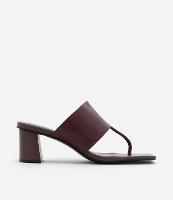 Sandália em Couro com Tira Larga e Dedinho - 1