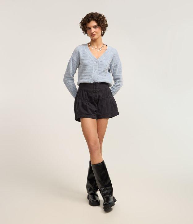 Short em Sarja com Tingimento Cationizado e Pregas em Camadas - 1
